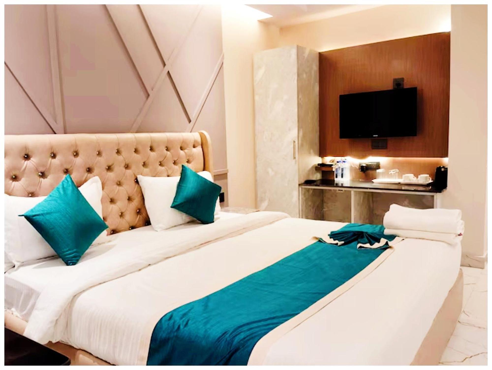 D R E A M L A N D Near Sea Beach - - Restaurant & Parking Facilities - Prime Location With Luxury And Spacious - Book Now